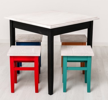 Table with oak top, dim. 80x80x78 with 4 chairs - Color Top_P080 - Color Corp_Multicolor - MULTICOLOR