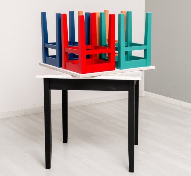Table with oak top, dim. 80x80x78 with 4 chairs - Color Top_P080 - Color Corp_Multicolor - MULTICOLOR