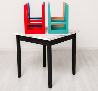 Table with oak top, dim. 80x80x78 with 4 chairs - Color Top_P080 - Color Corp_Multicolor - MULTICOLOR