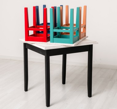 Table with oak top, dim. 80x80x78 with 4 chairs - Color Top_P080 - Color Corp_Multicolor - MULTICOLOR